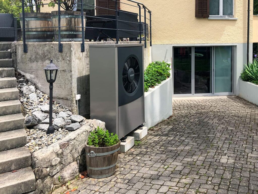 Wärmepumpe bei einem Einfamilienhaus installiert