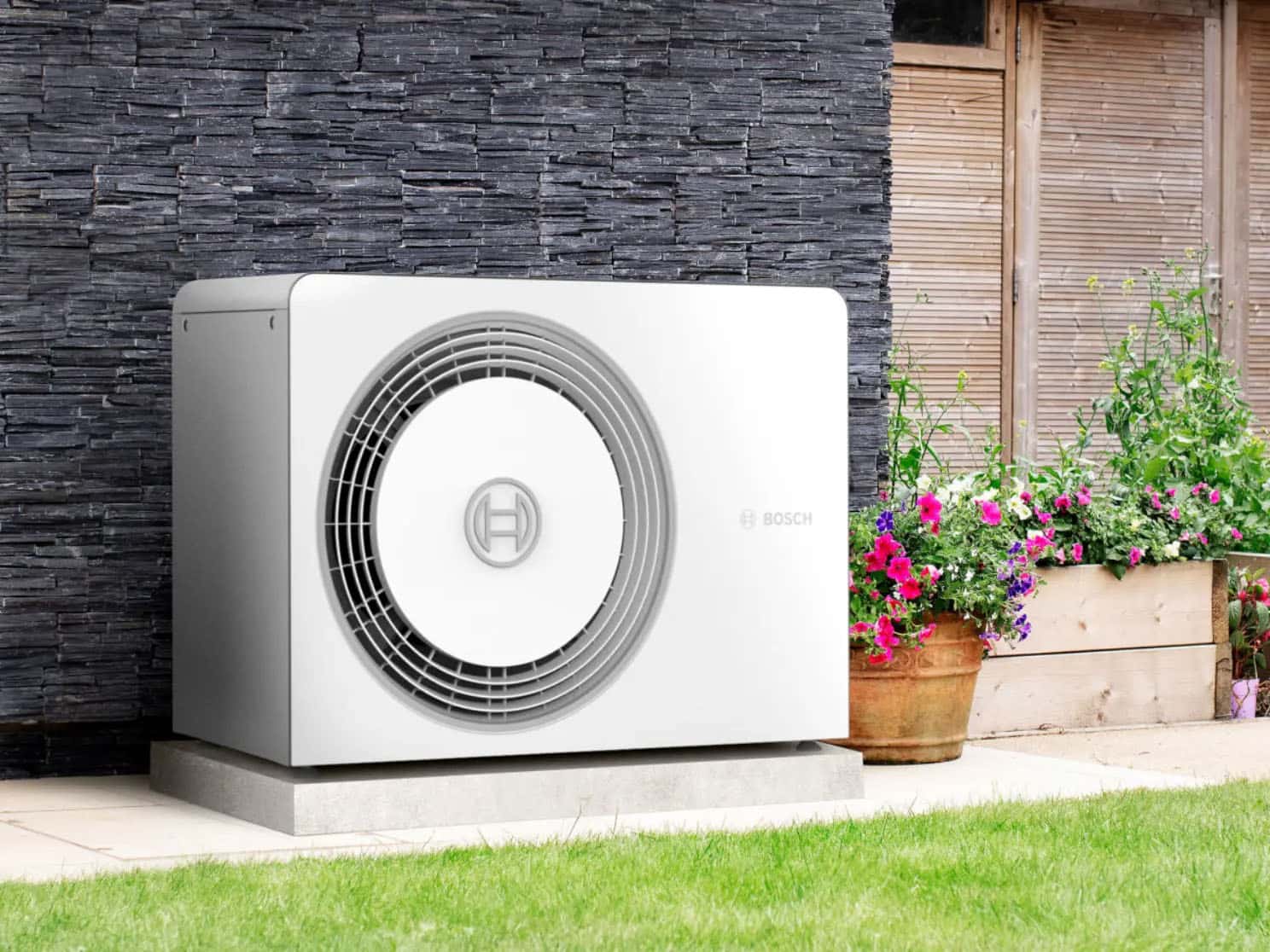 Wärmepumpe 3 Moderne Wärmepumpe bei einem Einfamilienhaus installiert